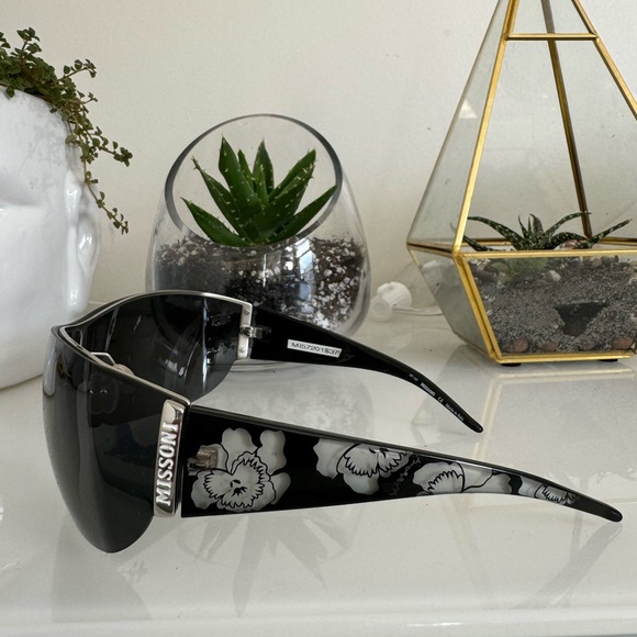 Flawed - Authentic Missoni sunglasses - Picture 2 of 7
